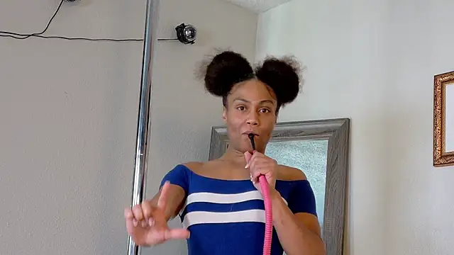 Snapshot of yiauana chatting on 02-17-25, 10:14 yiauana online show from 02-17-25, 10:14