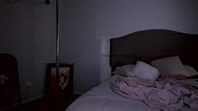 Snapshot of yiauana chatting on 10-17-25, 12:25 yiauana online show from 10-17-25, 12:25