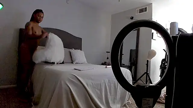 Snapshot of yiauana chatting on 10-20-25, 01:06 yiauana online show from 10-20-25, 01:06