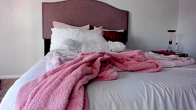 Snapshot of yiauana chatting on 10-22-25, 11:04 yiauana online show from 10-22-25, 11:04