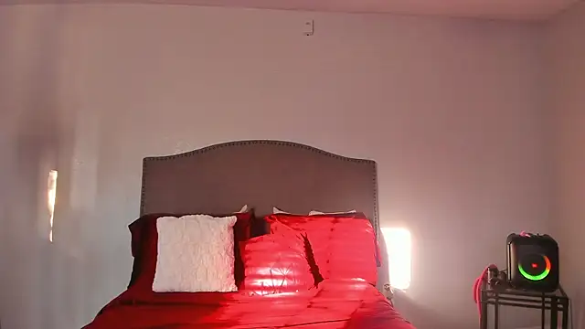 Snapshot of yiauana chatting on 11-06-25, 01:45 yiauana online show from 11-06-25, 01:45