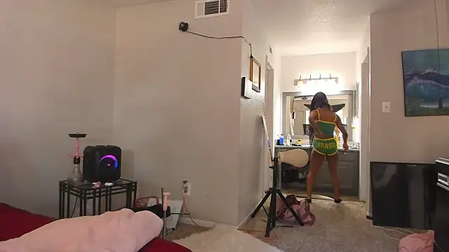 Snapshot of yiauana chatting on 11-12-25, 08:52 yiauana online show from 11-12-25, 08:52