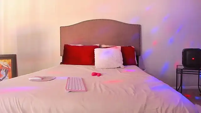 Snapshot of yiauana chatting on 12-13-25, 07:53 yiauana online show from 12-13-25, 07:53