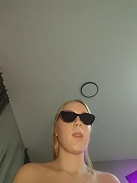 Snapshot of Little_Forest_ELF chatting on 02-07-25, 05:51 Little Forest ELF online show from 02-07-25, 05:51