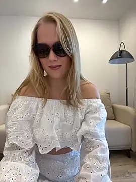 Snapshot of Little_Forest_ELF chatting on 10-12-25, 11:31 Little Forest ELF online show from 10-12-25, 11:31