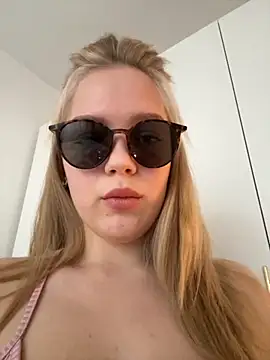 Snapshot of Little_Forest_ELF chatting on 10-31-25, 11:44 Little Forest ELF online show from 10-31-25, 11:44