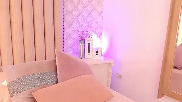 Charlotte  08 online show from 02-01-25, 11:43