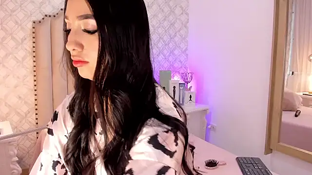 Charlotte  08 online show from 02-10-25, 08:31