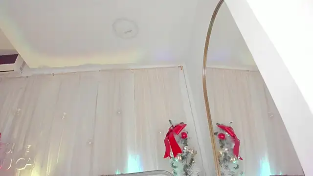 Petite Lucie online show from 12-22-24, 09:53