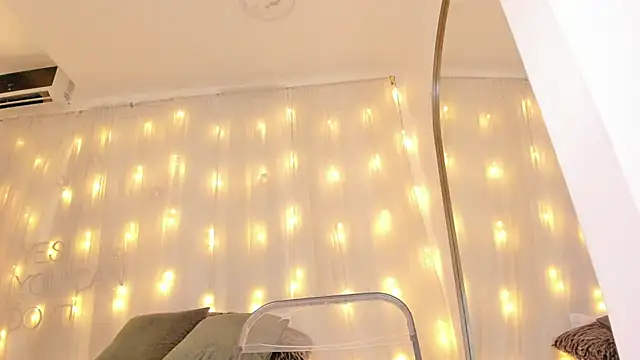 Petite Lucie online show from 03-12-25, 10:07