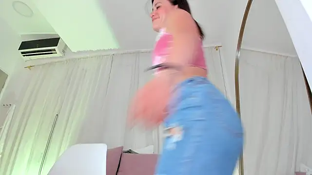 Petite Lucie online show from 11-05-25, 07:03