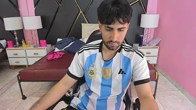 Snapshot of MilanZaire chatting on 11-23-25, 10:09 MilanZaire online show from 11-23-25, 10:09