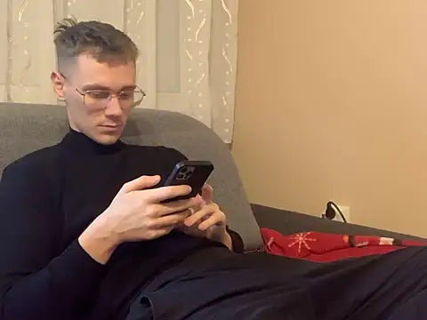 Snapshot of Honeeymaster chatting on 12-22-25, 11:29 Honeeymaster online show from 12-22-25, 11:29