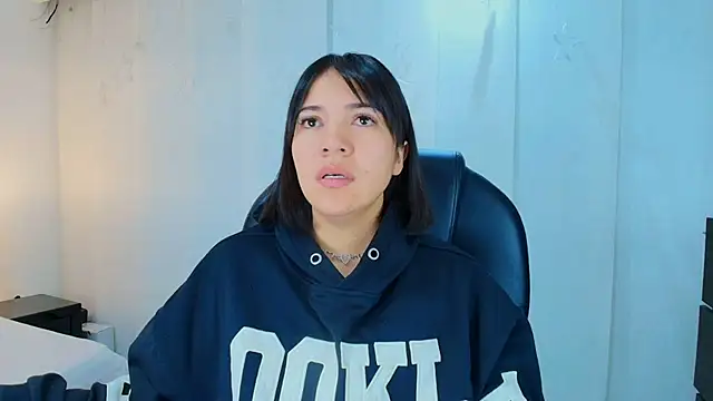 lina bedoya  online show from 11-28-25, 11:35