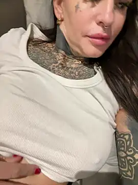 Snapshot of AileenInkOfficial chatting on 01-21-25, 03:15 AileenInkOfficial online show from 01-21-25, 03:15