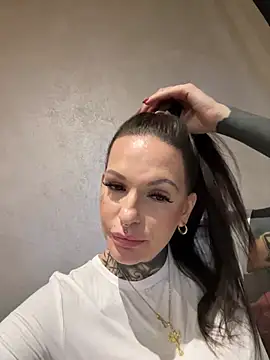 Snapshot of AileenInkOfficial chatting on 01-22-25, 06:10 AileenInkOfficial online show from 01-22-25, 06:10