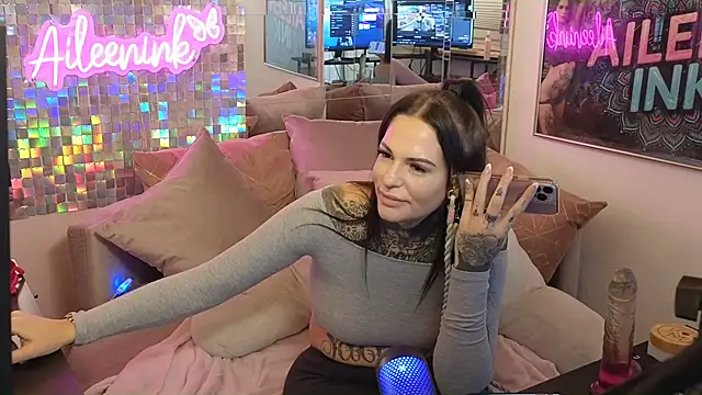 Snapshot of AileenInkOfficial chatting on 02-07-25, 07:49 AileenInkOfficial online show from 02-07-25, 07:49