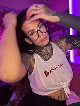 Snapshot of AileenInkOfficial chatting on 03-04-25, 06:07 AileenInkOfficial online show from 03-04-25, 06:07