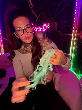 Snapshot of AileenInkOfficial chatting on 10-19-25, 07:14 AileenInkOfficial online show from 10-19-25, 07:14