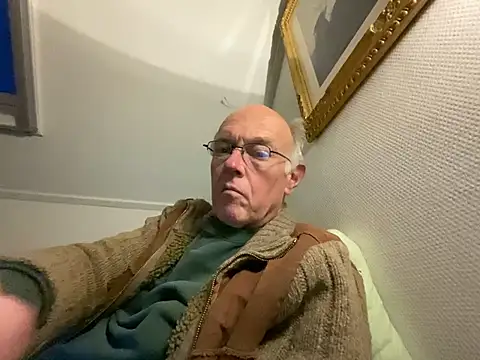 Snapshot of martxxxxx chatting on 12-22-24, 04:06 martxxxxx online show from 12-22-24, 04:06