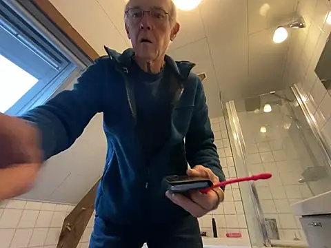 Snapshot of martxxxxx chatting on 11-15-25, 11:29 martxxxxx online show from 11-15-25, 11:29