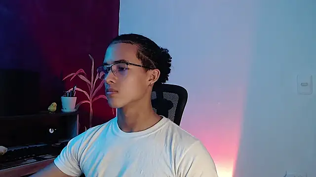 Snapshot of alejo_x3 chatting on 03-23-25, 05:00 alejo x3 online show from 03-23-25, 05:00