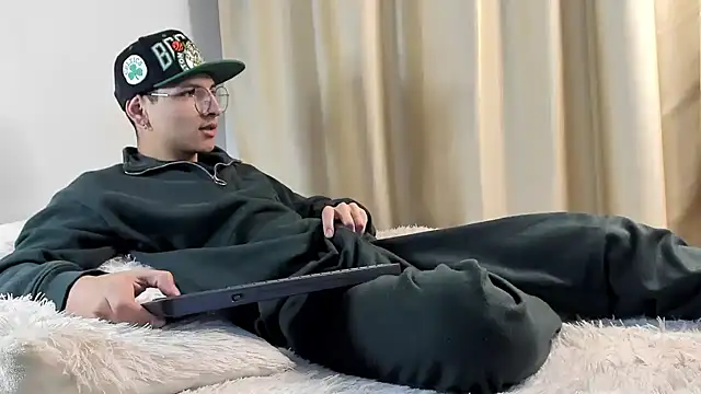 a lejandro 0 8 online show from 12-14-24, 04:12