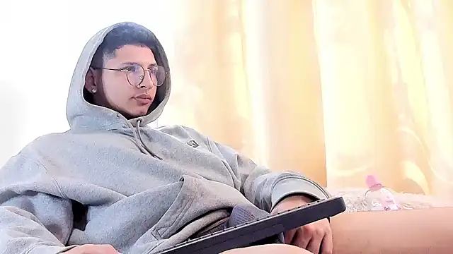 a lejandro 0 8 online show from 02-09-25, 07:41