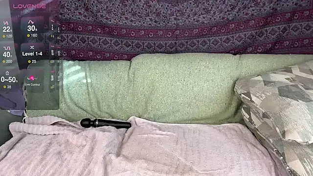 Snapshot of GlitterKitty108 chatting on 12-19-25, 02:13 GlitterKitty108 online show from 12-19-25, 02:13