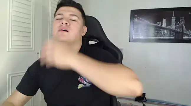 Snapshot of Plug_Control chatting on 12-04-24, 03:43 Plug Control online show from 12-04-24, 03:43