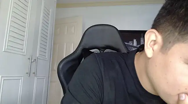 Snapshot of Plug_Control chatting on 02-13-25, 02:09 Plug Control online show from 02-13-25, 02:09