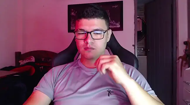 Snapshot of Plug_Control chatting on 02-19-25, 01:17 Plug Control online show from 02-19-25, 01:17