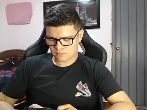 Snapshot of Plug_Control chatting on 02-21-25, 04:26 Plug Control online show from 02-21-25, 04:26