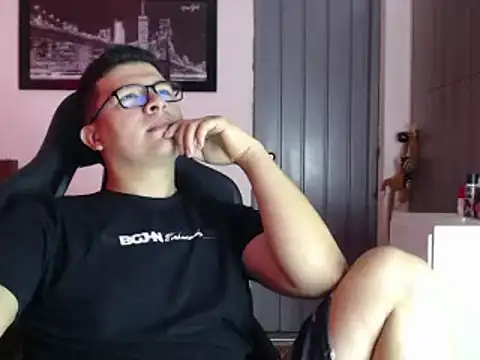 Snapshot of Plug_Control chatting on 02-23-25, 03:40 Plug Control online show from 02-23-25, 03:40