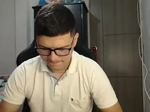 Snapshot of Plug_Control chatting on 03-04-25, 02:21 Plug Control online show from 03-04-25, 02:21