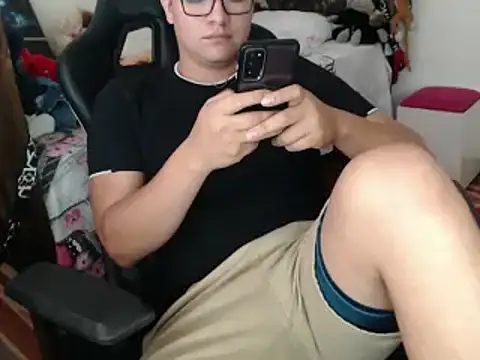 Snapshot of Plug_Control chatting on 03-13-25, 04:12 Plug Control online show from 03-13-25, 04:12