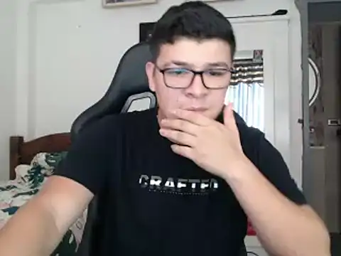 Snapshot of Plug_Control chatting on 03-19-25, 08:00 Plug Control online show from 03-19-25, 08:00