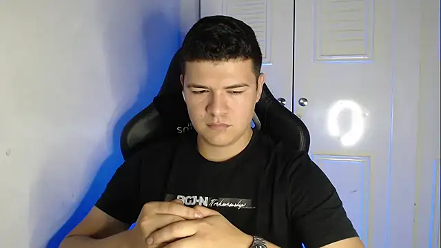 Snapshot of Plug_Control chatting on 09-12-25, 04:45 Plug Control online show from 09-12-25, 04:45