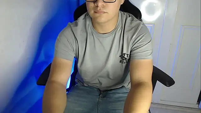 Snapshot of Plug_Control chatting on 09-19-25, 05:20 Plug Control online show from 09-19-25, 05:20