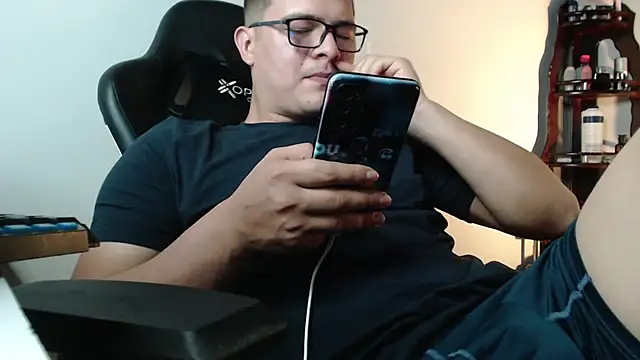 Snapshot of Plug_Control chatting on 02-27-26, 04:07 Plug Control online show from 02-27-26, 04:07