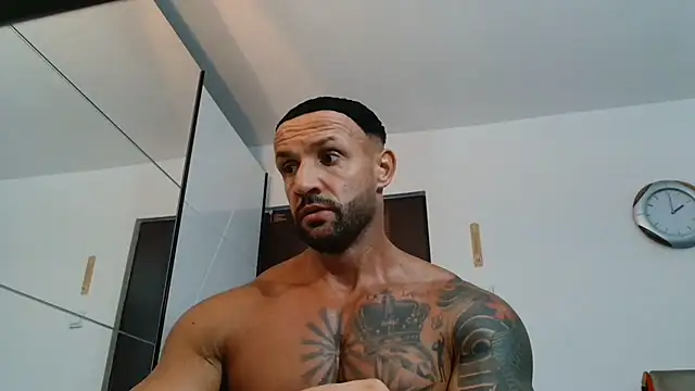 Snapshot of Magnificmuscles89 chatting on 06-17-26, 11:01 Magnificmuscles89 online show from 06-17-26, 11:01