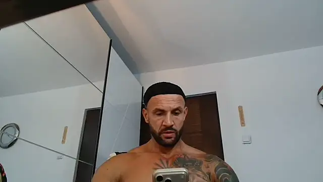 Snapshot of Magnificmuscles89 chatting on 06-20-26, 10:40 Magnificmuscles89 online show from 06-20-26, 10:40