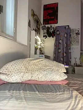 Snapshot of giuli_zerozero chatting on 02-19-26, 01:29 giuli zerozero online show from 02-19-26, 01:29