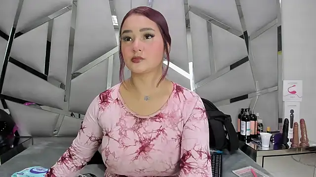 Snapshot of Catherinee69_x chatting on 04-28-26, 04:17 Catherinee69 x online show from 04-28-26, 04:17