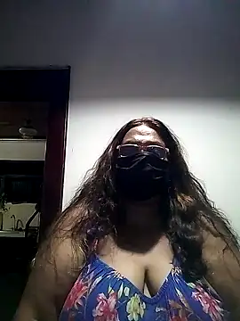 Snapshot of FemMom chatting on 10-19-25, 05:46 FemMom online show from 10-19-25, 05:46