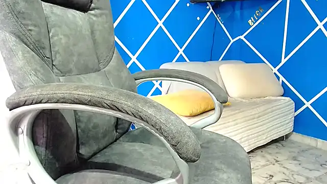 Snapshot of alexander_megan chatting on 10-30-25, 02:51 alexander megan online show from 10-30-25, 02:51