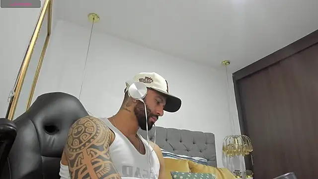 Snapshot of Yorby_Maxx1 chatting on 12-27-24, 08:18 Yorby Maxx1 online show from 12-27-24, 08:18