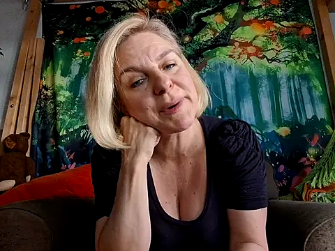 Snapshot of FrauleinSchmitt chatting on 02-16-25, 12:32 FrauleinSchmitt online show from 02-16-25, 12:32