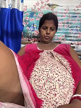 Snapshot of Beauty-queen chatting on 04-23-26, 04:20 Beauty-queen online show from 04-23-26, 04:20