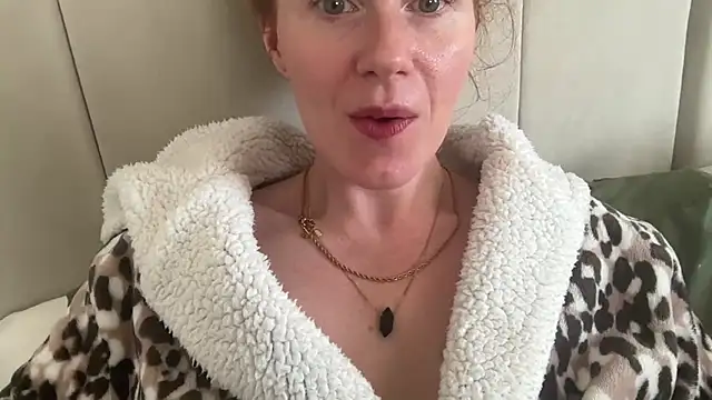 Snapshot of redheadrosie69 chatting on 09-25-25, 09:02 redheadrosie69 online show from 09-25-25, 09:02